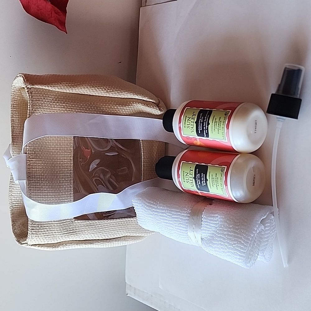 NIB. Set Of 4, Sun Valley Moisturizing Milk Lotion, Bath Soak, Wash Cloth & Bag.